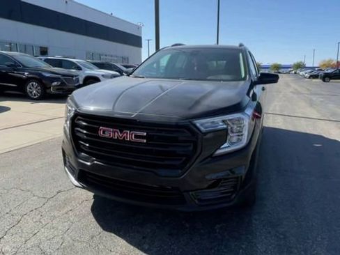 Used 2022 GMC Terrain SLE w/ Driver Convenience Package image 3