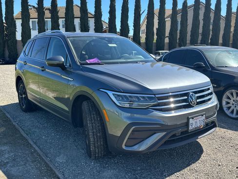 Certified 2024 Volkswagen Tiguan SE image 2