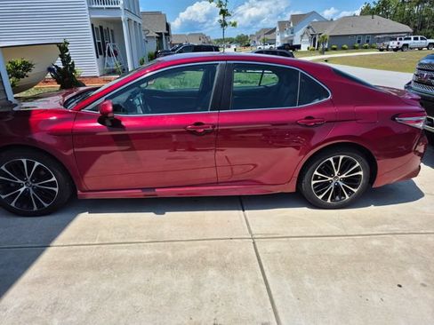 Used 2018 Toyota Camry SE FWD image 2