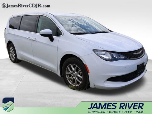 Used 2023 Chrysler Voyager LX FWD image 11
