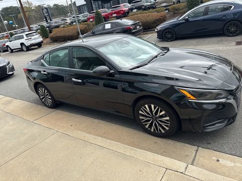 Used 2025 Nissan Altima 2.5 SV image 4