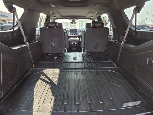 Used 2022 GMC Yukon XL SLT w/ SLT Premium Package AWD/4WD image 13