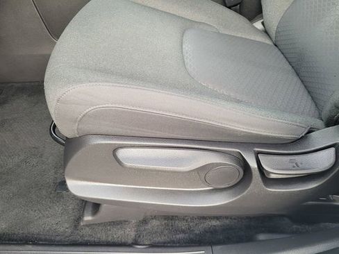 Used 2025 Kia Carnival LX image 25