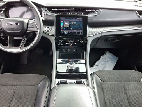 Used 2023 Jeep Grand Cherokee Altitude AWD/4WD image 16