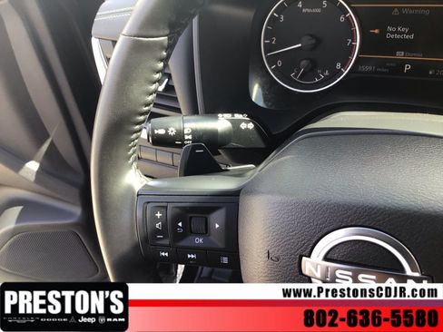 Used 2025 Nissan Rogue SV AWD/4WD image 12