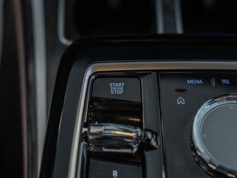 Used 2025 BMW 750e xDrive image 26