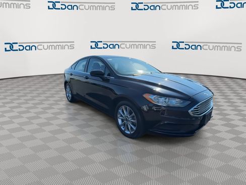 Used 2017 Ford Fusion SE w/ Fusion SE Technology Package FWD image 2