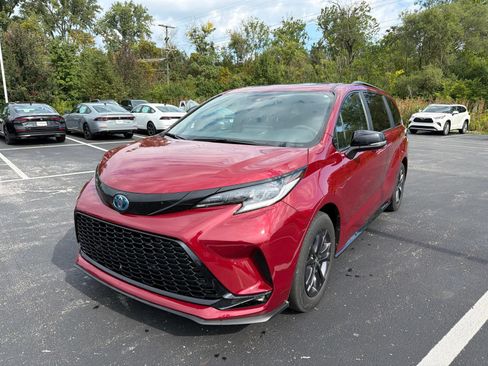 Used 2025 Toyota Sienna XSE w/ XSE Premium Package AWD/4WD image 2