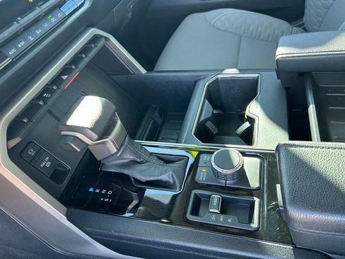 Used 2022 Toyota Tundra SR5 w/ SR5 Convenience Package image 18