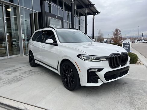 Used 2022 BMW X7 xDrive40i w/ M Sport Package image 3