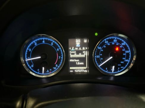 Used 2018 Toyota Corolla SE image 2