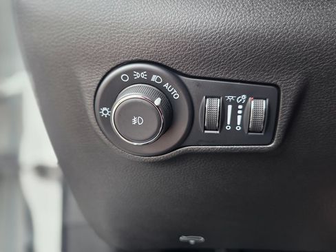 Used 2025 Jeep Compass Trailhawk AWD/4WD image 37