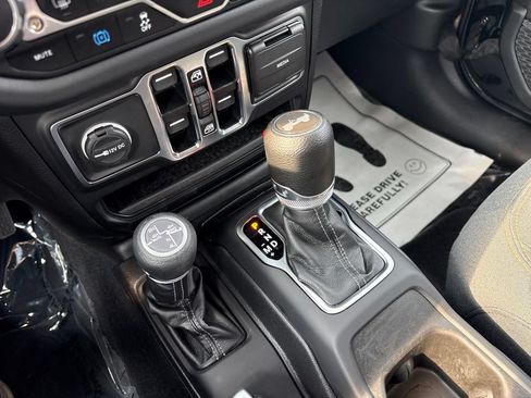 Used 2025 Jeep Wrangler Unlimited Sahara AWD/4WD image 15