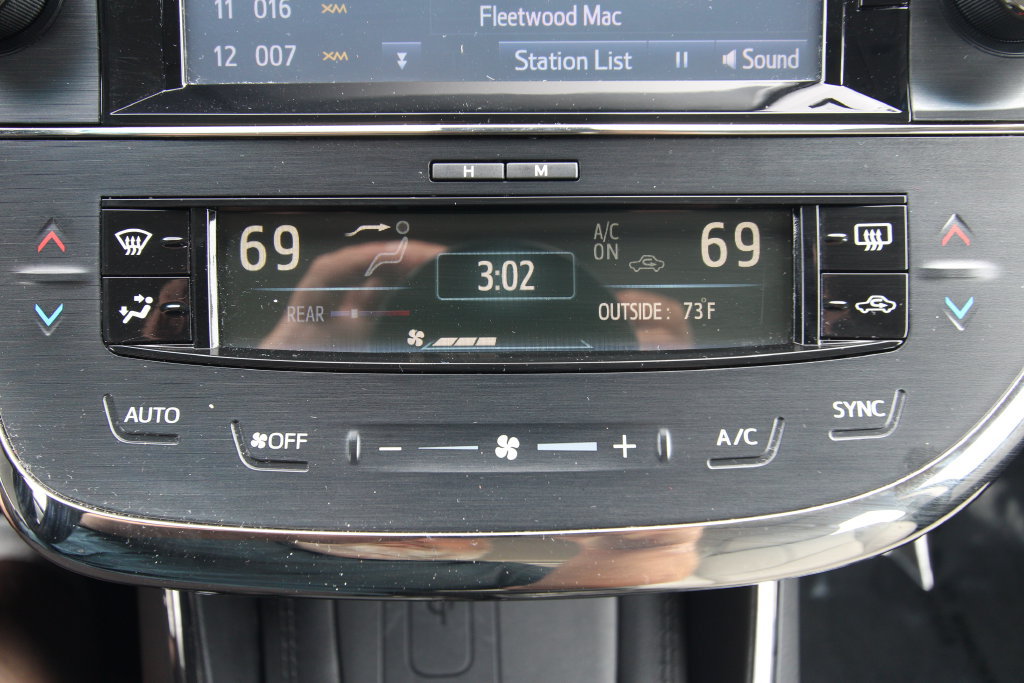Used 2018 Toyota Avalon Limited w/ All Weather Liner Package FWD image 29