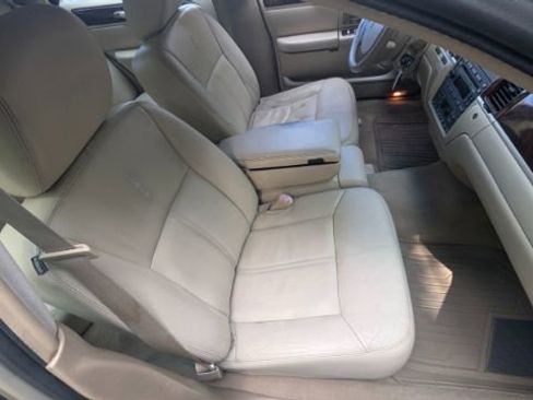 Used 2011 Lincoln Town Car Signature Limited image 16