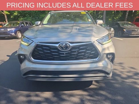 Used 2021 Toyota Highlander Limited FWD image 2