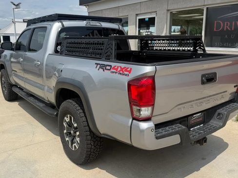 Used 2017 Toyota Tacoma TRD Off-Road w/ Premium & Technology Package AWD/4WD image 4