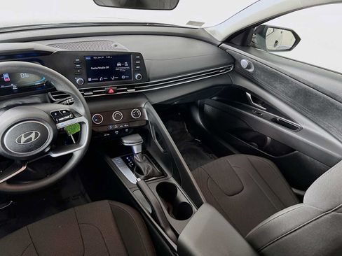 Certified 2025 Hyundai Elantra SE FWD image 23