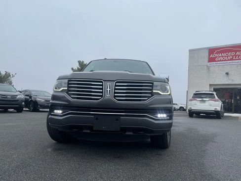 Used 2017 Lincoln Navigator Select image 10