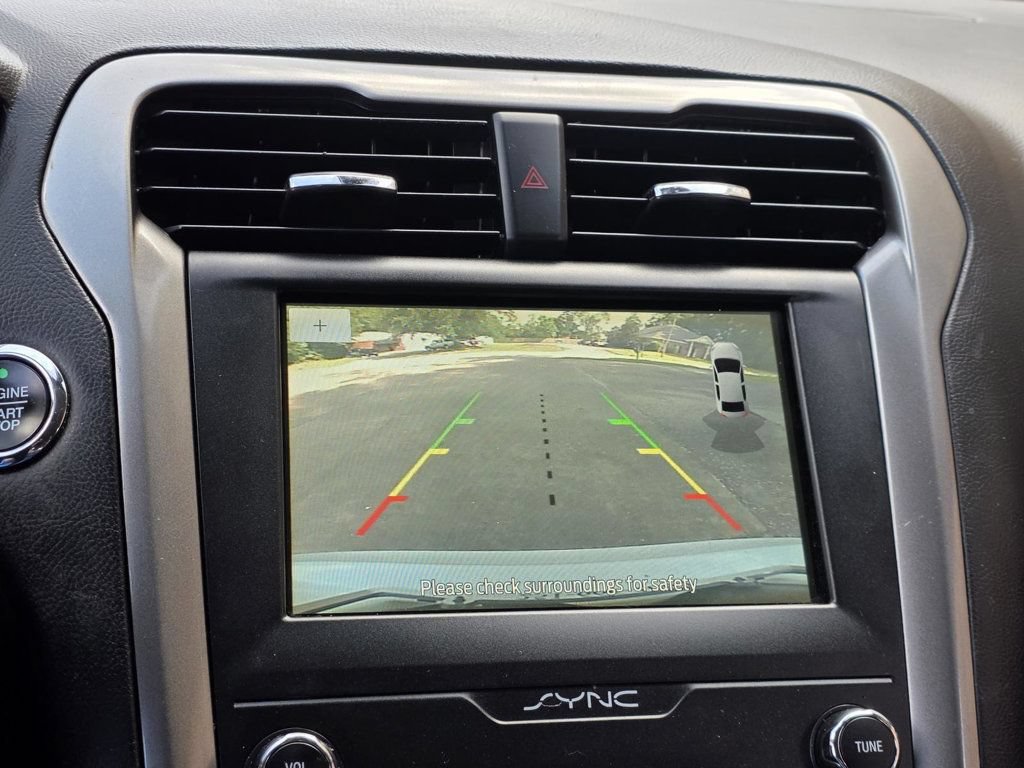 Used 2020 Ford Fusion SE FWD image 12