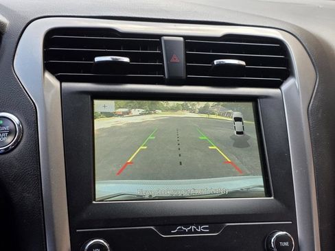 Used 2020 Ford Fusion SE FWD image 12