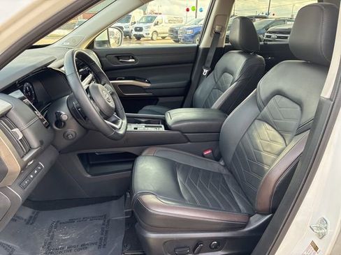 Used 2024 Nissan Pathfinder Platinum w/ Cargo Package image 17
