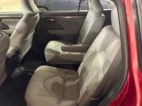 Used 2024 Toyota Highlander Limited AWD/4WD image 27
