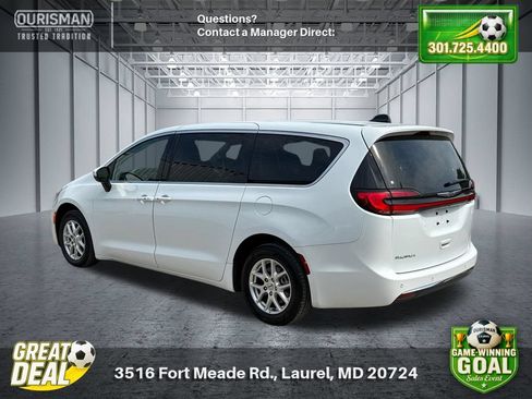 Used 2023 Chrysler Pacifica Touring-L FWD image 4