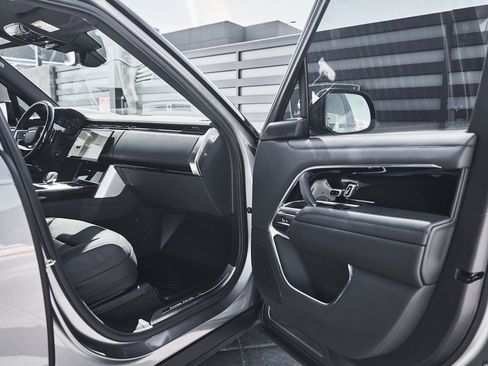 Used 2024 Land Rover Range Rover SE image 18