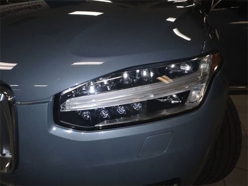 Used 2023 Volvo XC90 B6 Plus image 29