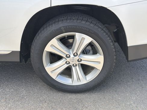 Used 2013 Toyota Highlander Limited AWD/4WD image 25