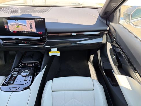 Used 2026 BMW 530i w/ Premium Package RWD image 29