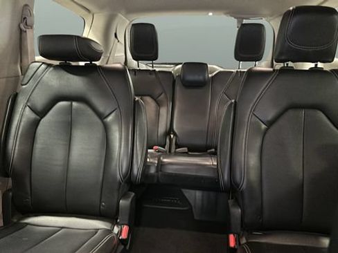 Used 2024 Chrysler Pacifica Touring-L FWD image 22