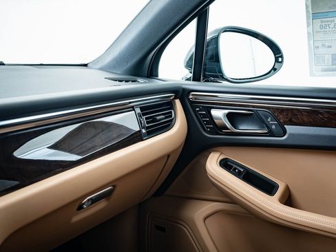 Certified 2025 Porsche Macan image 36