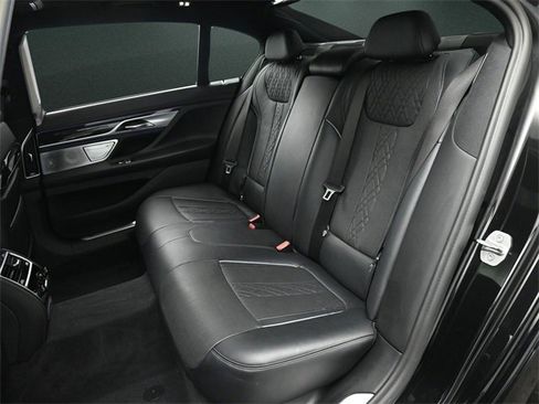 Used 2021 BMW 750i xDrive w/ Executive Package image 16