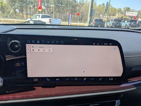 Used 2025 Chevrolet Traverse Z71 w/ Driver Confidence Package image 16