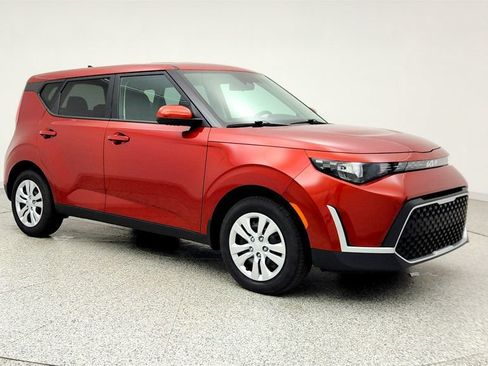 Used 2025 Kia Soul LX FWD image 3