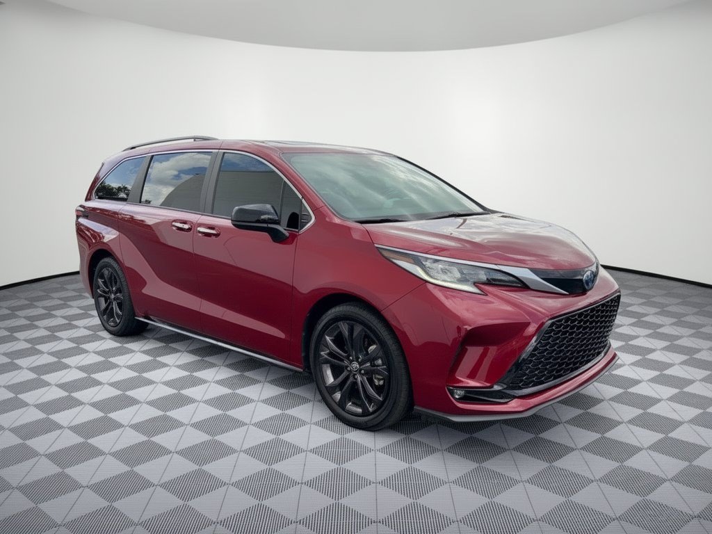 Used 2024 Toyota Sienna XSE FWD image 7