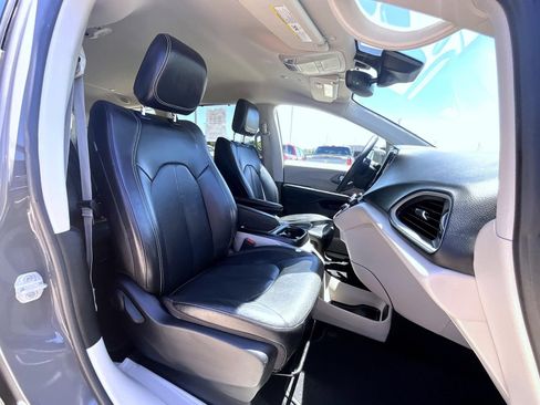 Used 2022 Chrysler Pacifica Touring-L FWD image 16