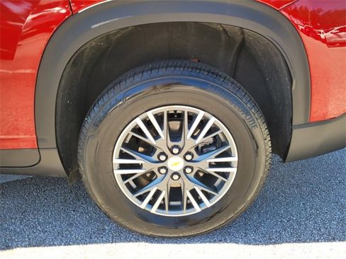 Used 2025 Chevrolet Traverse LT image 17