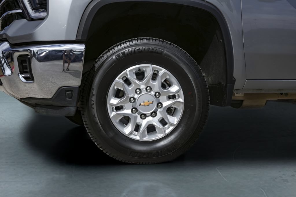 Used 2025 Chevrolet Silverado 2500 LTZ AWD/4WD image 4