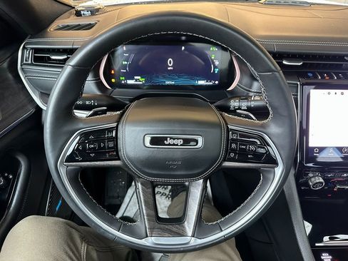 Used 2022 Jeep Grand Cherokee Overland image 2