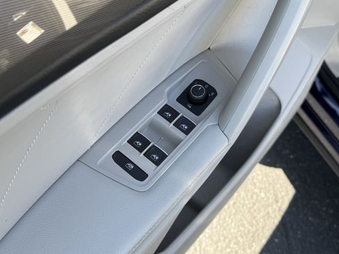 Used 2023 Volkswagen Tiguan SE w/ Panoramic Sunroof Package FWD image 17