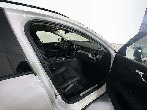 Used 2025 Volvo XC60 B5 Plus image 29