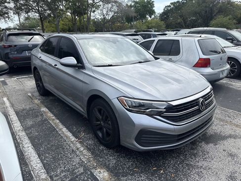 Used 2023 Volkswagen Jetta SE w/ Panoramic Sunroof Package image 1