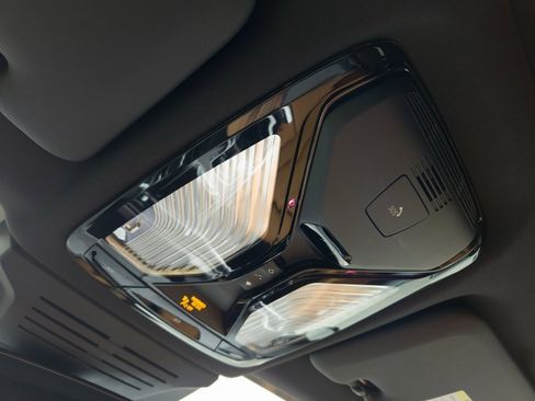 Used 2025 BMW X5 sDrive40i w/ Executive Package image 19