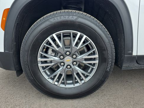 Used 2026 Chevrolet Traverse LT FWD image 9