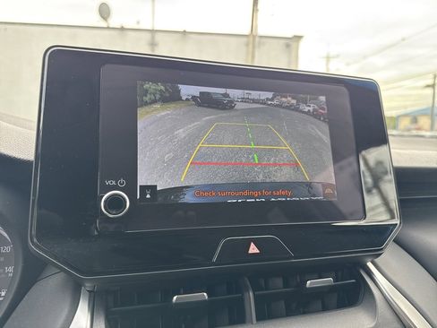 Used 2023 Toyota Venza LE image 12