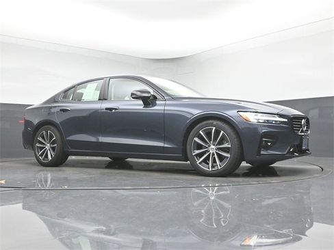 Used 2022 Volvo S60 B5 Momentum w/ Premium Package image 35