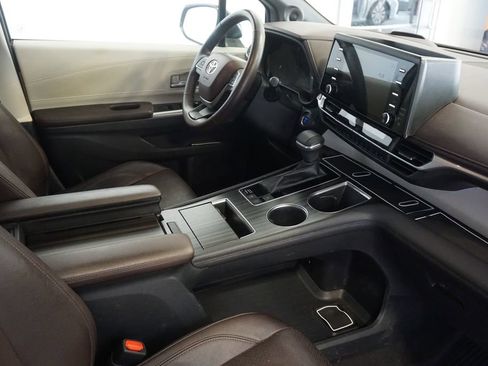 Used 2022 Toyota Sienna Platinum AWD/4WD image 25